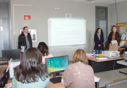 Susana García clausura o curso ‘Creación de microempresas’ e atende as suxestións do alumnado